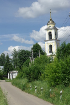 Храм Святых Апостолов Петра и Павла в селе Лужки