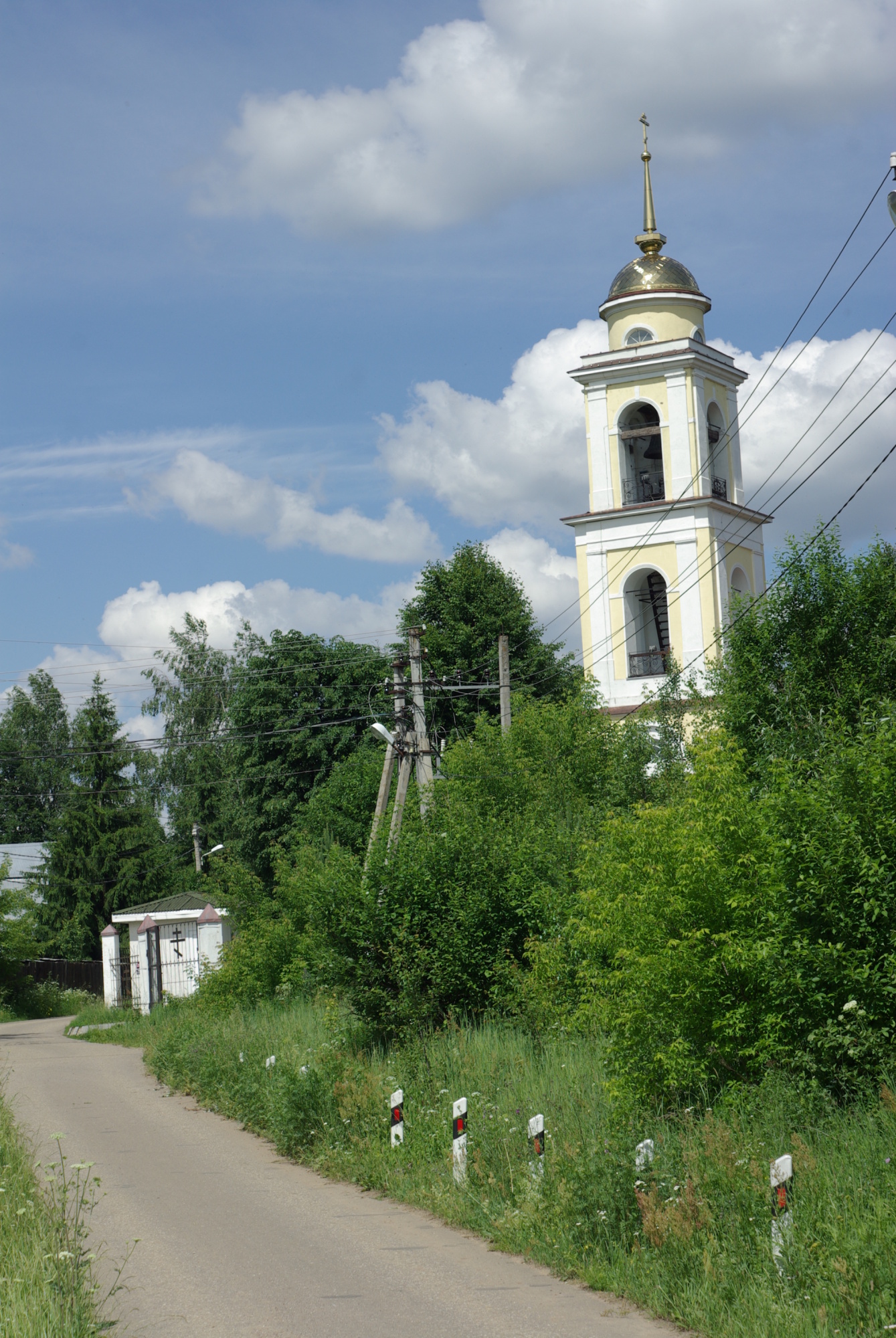 Храм Святых Апостолов Петра и Павла в селе Лужки