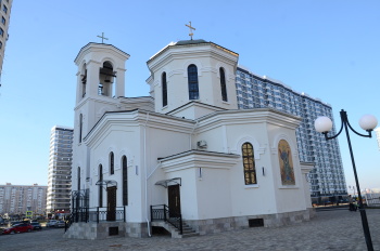 Бульвар Адмиралтейский, дом 6 и Свято-Андреевский храм в Краснодаре