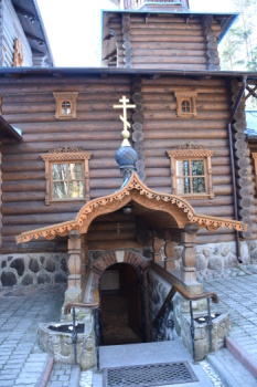 Вход в Церковь Коневецкой иконы Божией Матери