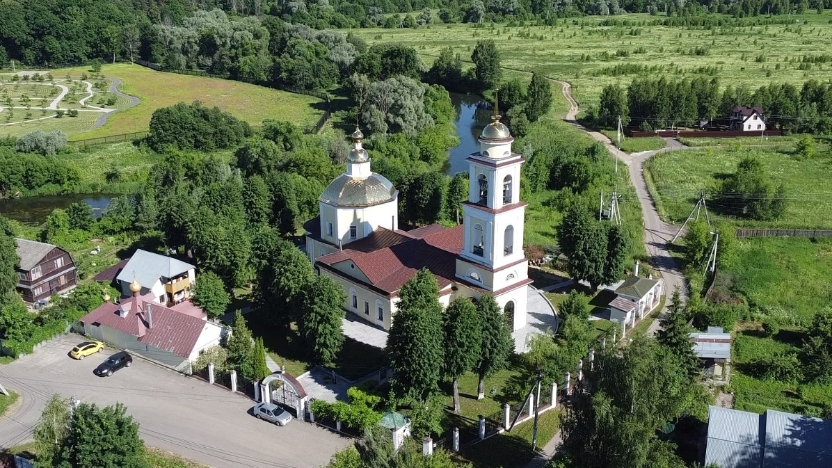 Храм Петра и Павла в деревне Лужки