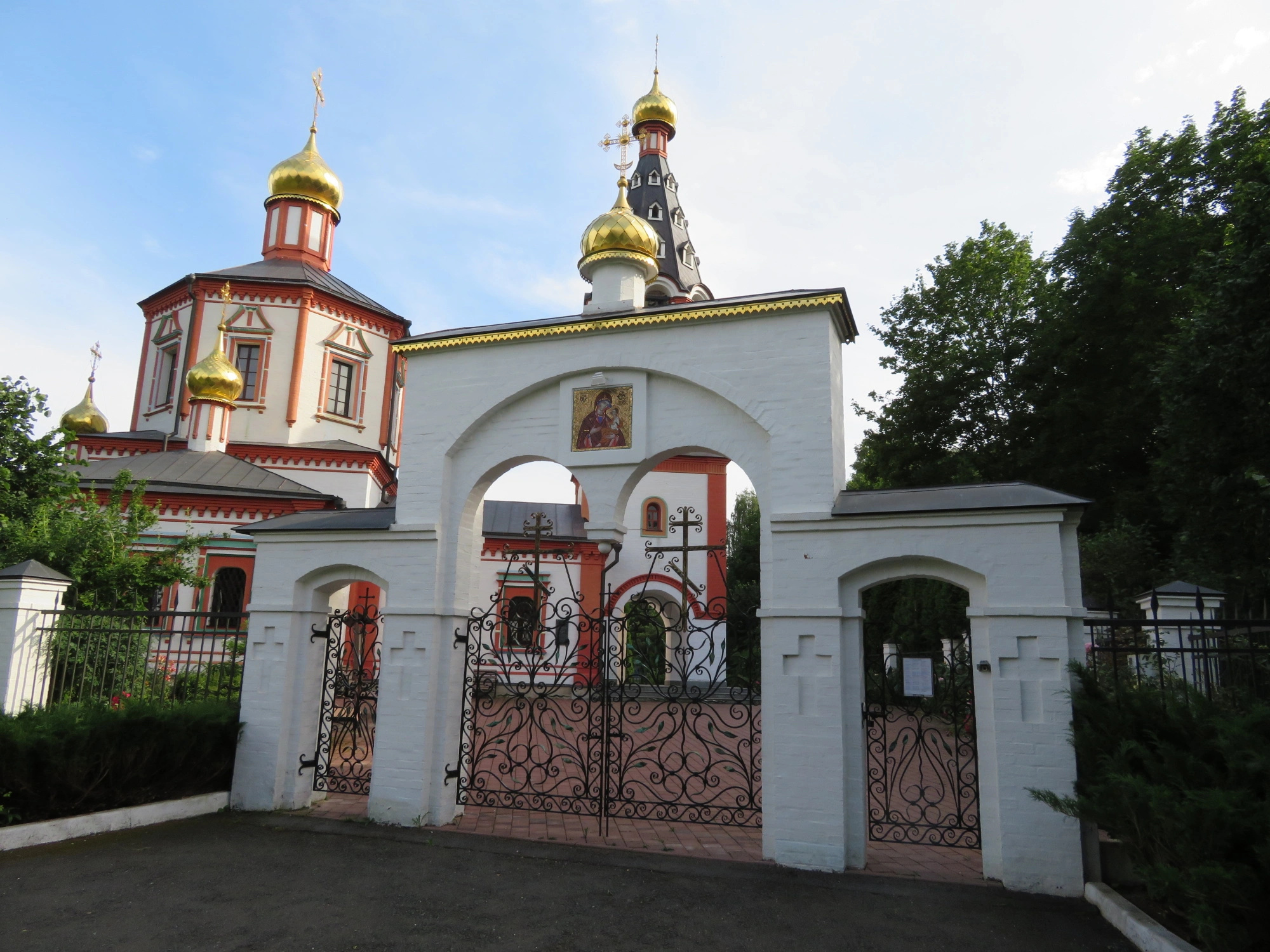 Храм Грузинской иконы Божией Матери в селе Якшино