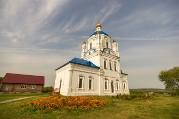 Храм Воскресения Словущего в селе Ретяжи